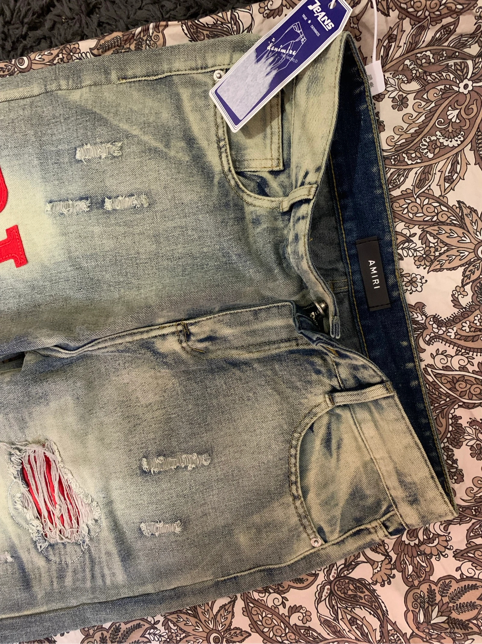 Jeans masculino azul deslavado rasgado – Corte slim com patches vermelhos, estilo streetwear – photo 3